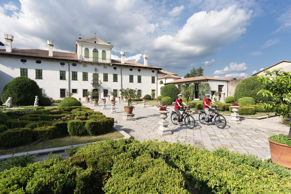 Bici nel giardino della Villa de Claricini 